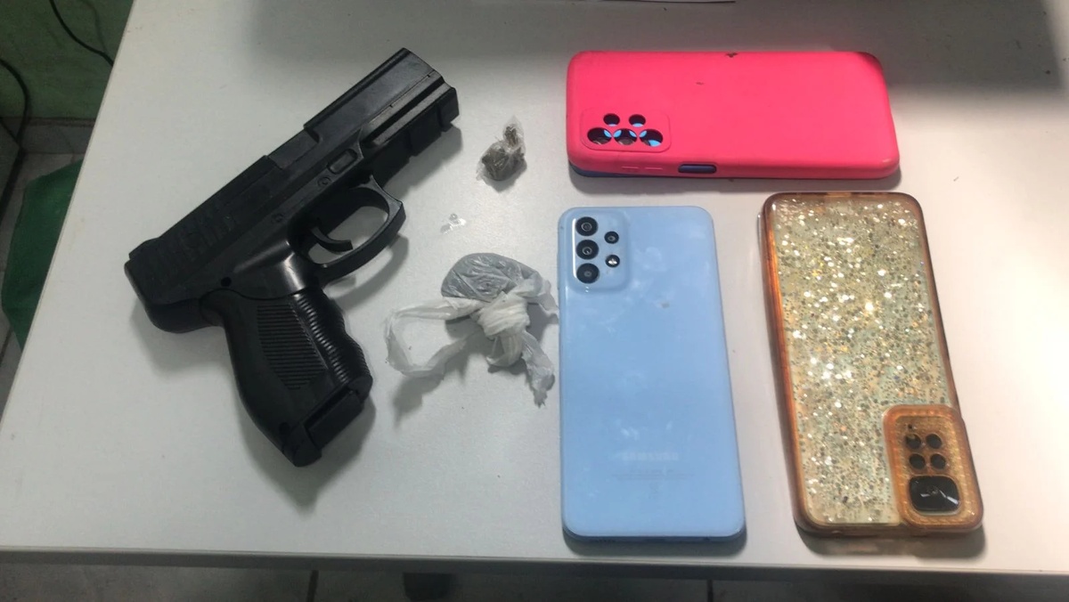 Mulher é presa em flagrante dentro de casa e polícia apreende material ilícito em Teresina