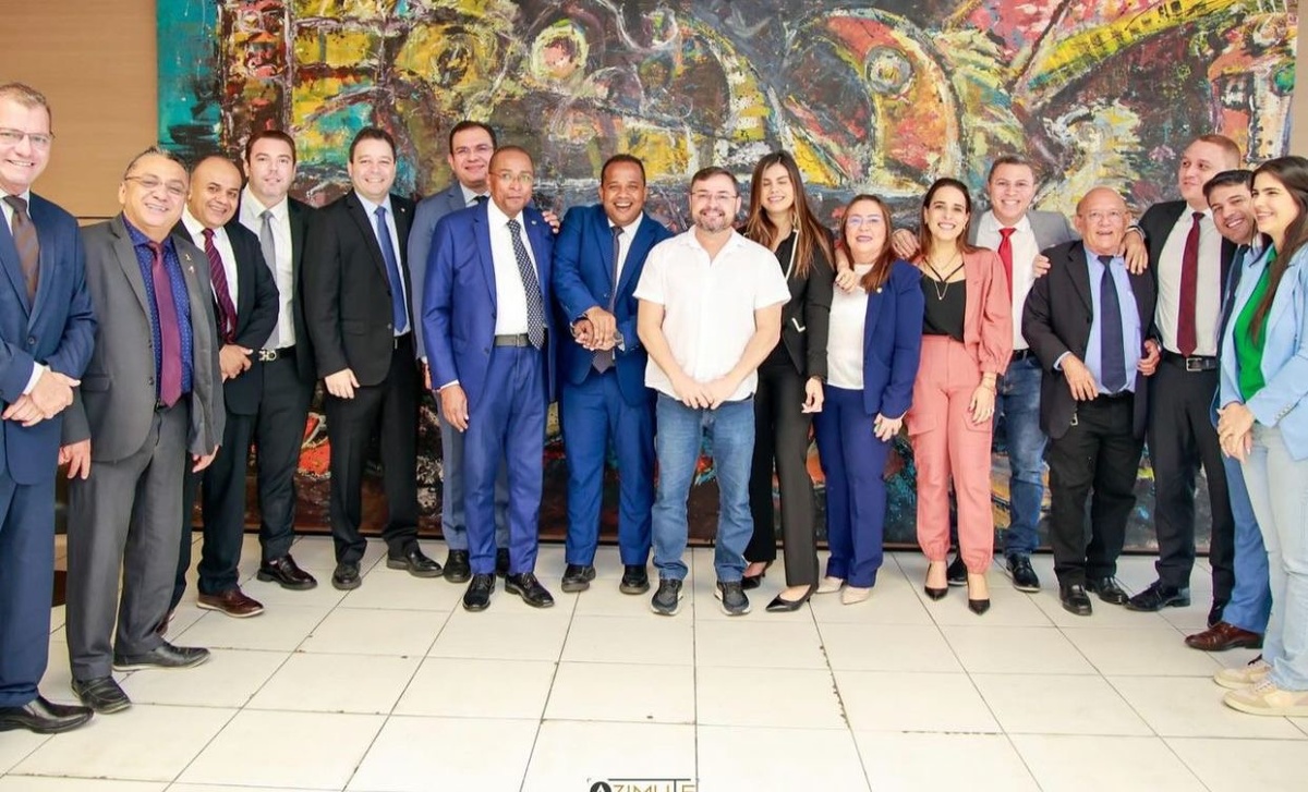 Numa visita sem sentido à Câmara, Fábio Novo quer insinuar que todos na foto estão apoiando sua candidatura. Mas Édson Melo já disse que não.