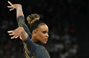 O pódio foi dominado por Simone Biles com ouro e Sunisa Lee com bronze. (Foto: Reprodução / LIONEL BONAVENTURE/AFP)