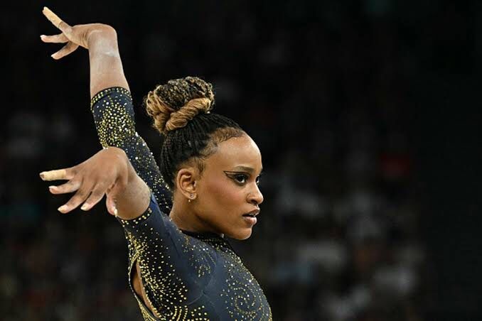 O pódio foi dominado por Simone Biles com ouro e Sunisa Lee com bronze.