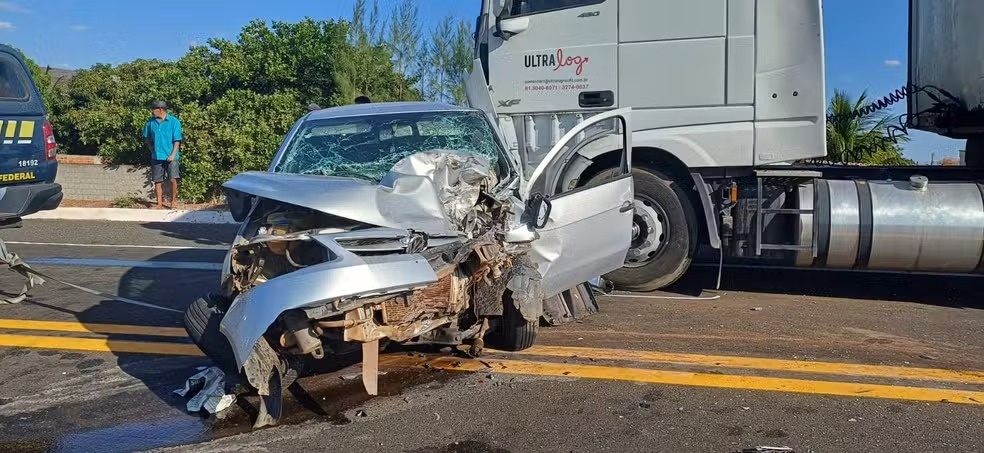 Pai e filhos de 10 e 14 anos ficam gravemente feridos em acidente contra caminhão no Sul do Piauí