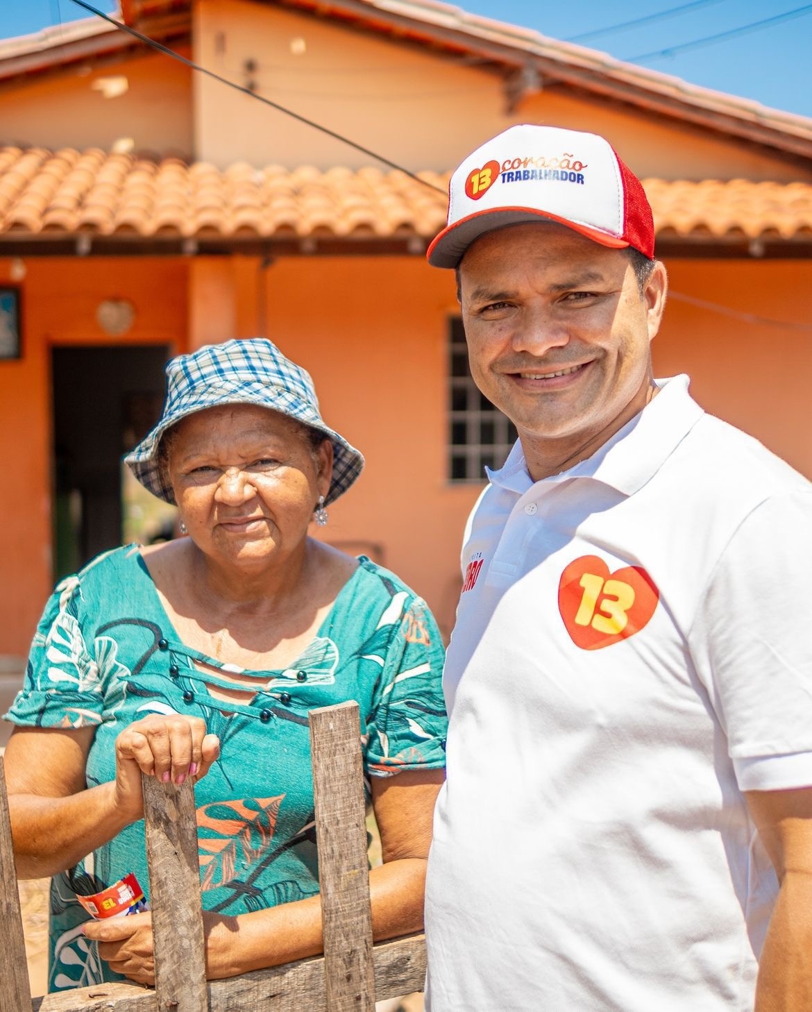 Pedro Gomes visitando eleitora em casa