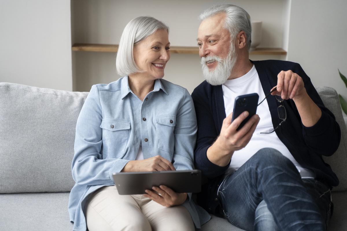 Pesquisa do IBGE revela aumento expressivo no uso da internet entre brasileiros acima dos 60 anos, enquanto o celular se mantém como a principal plataforma de acesso à rede.