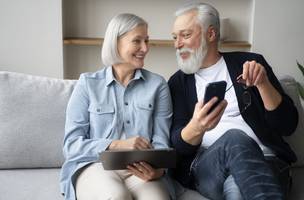 Pesquisa do IBGE revela aumento expressivo no uso da internet entre brasileiros acima dos 60 anos, enquanto o celular se mantém como a principal plataforma de acesso à rede. (Foto: Reprodução/Freepik)