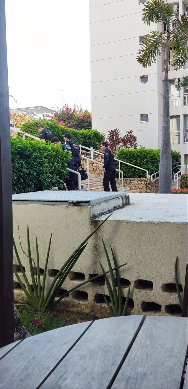 Policiais federais flagrados por um popular entrando em condomínio no Santa Izabel