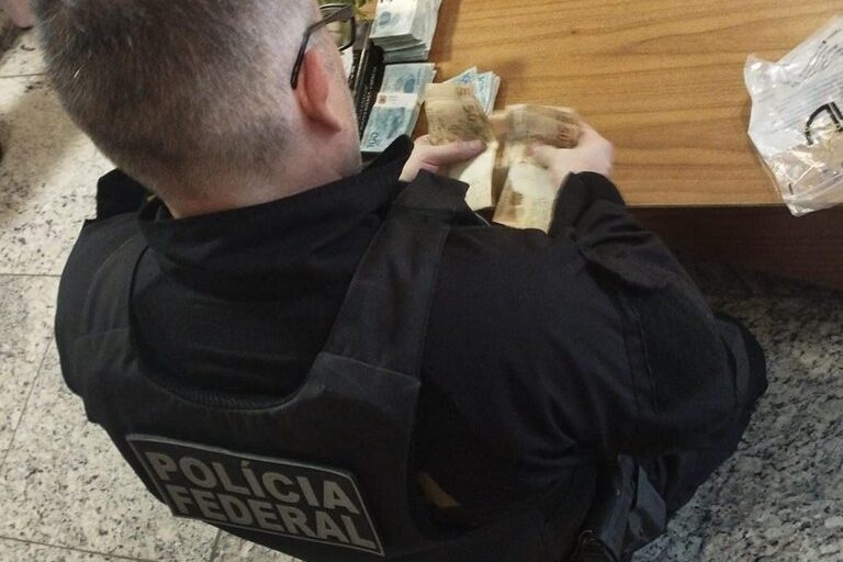 Policial federal conta dinheiro encontrado em endereços de envolvidos no escândalo de corrupção envolvendo desembargadores do TJ-MA