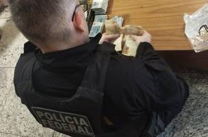 Policial federal conta dinheiro encontrado em endereços de envolvidos no escândalo de corrupção envolvendo desembargadores do TJ-MA (Foto: Reprodução/PF-MA)