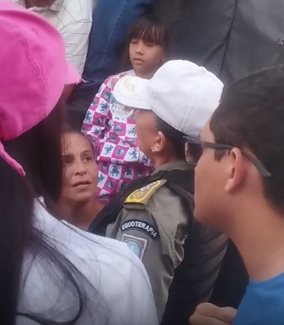 Policial militar no meio da multidão que acompanha o candidato Francisco Emanoel, em Parnaíba.