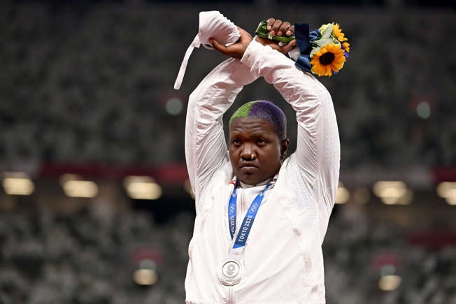 Protestar no pódio é proibido pelo COI, mas a atleta não recebeu nenhuma punição.