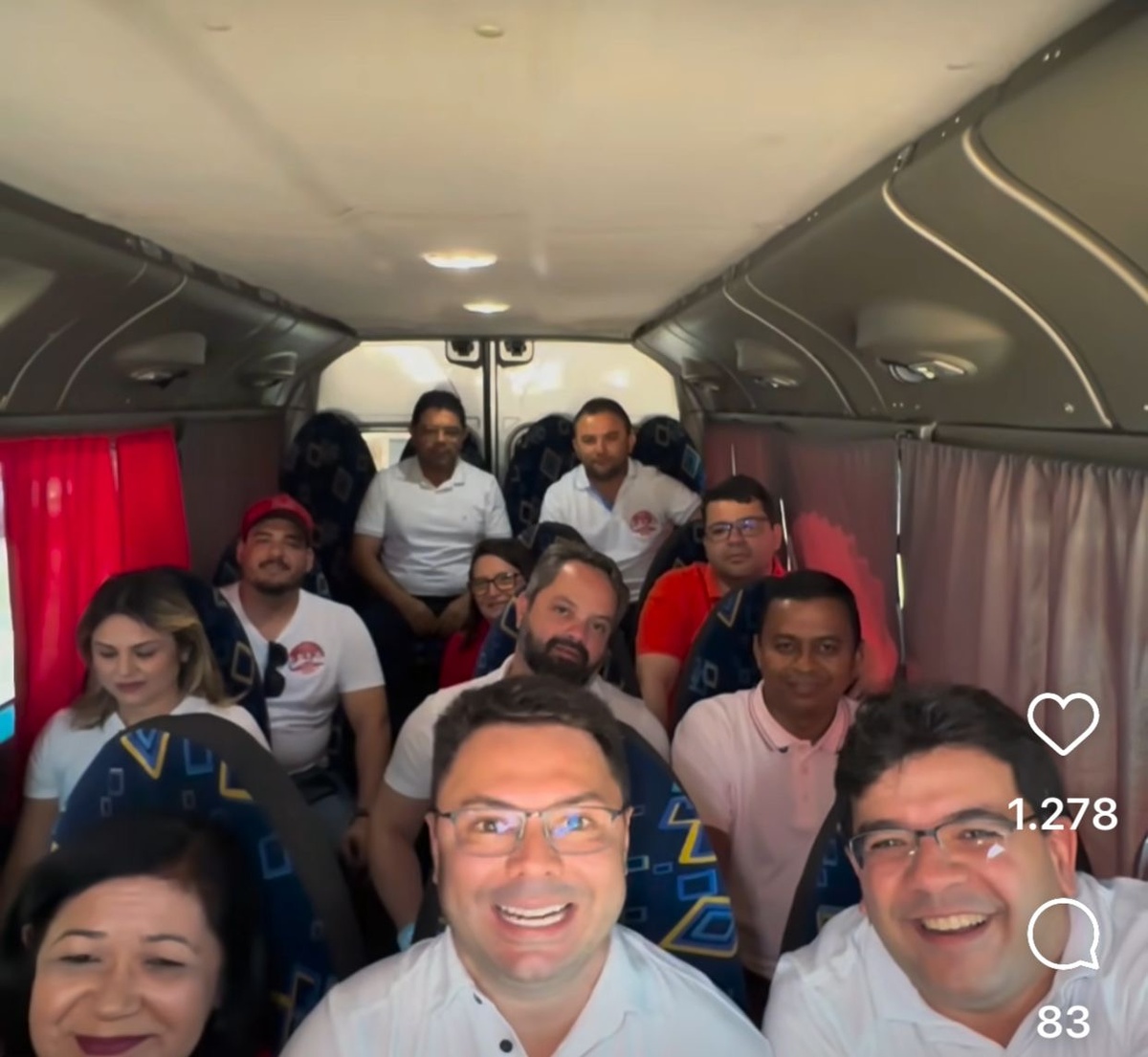 Rafael e o candidato Rochinha em Cabeceiras. O apoio do governo no ônibus lotado. Até Chico Lucas foi a convenção