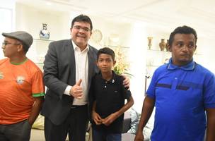 Rafael Fonteles garante apoio a jovem atleta piauiense de 13 anos, que viralizou ao treinar salto com vara de maneira improvisada (Foto: Governo do Piauí)