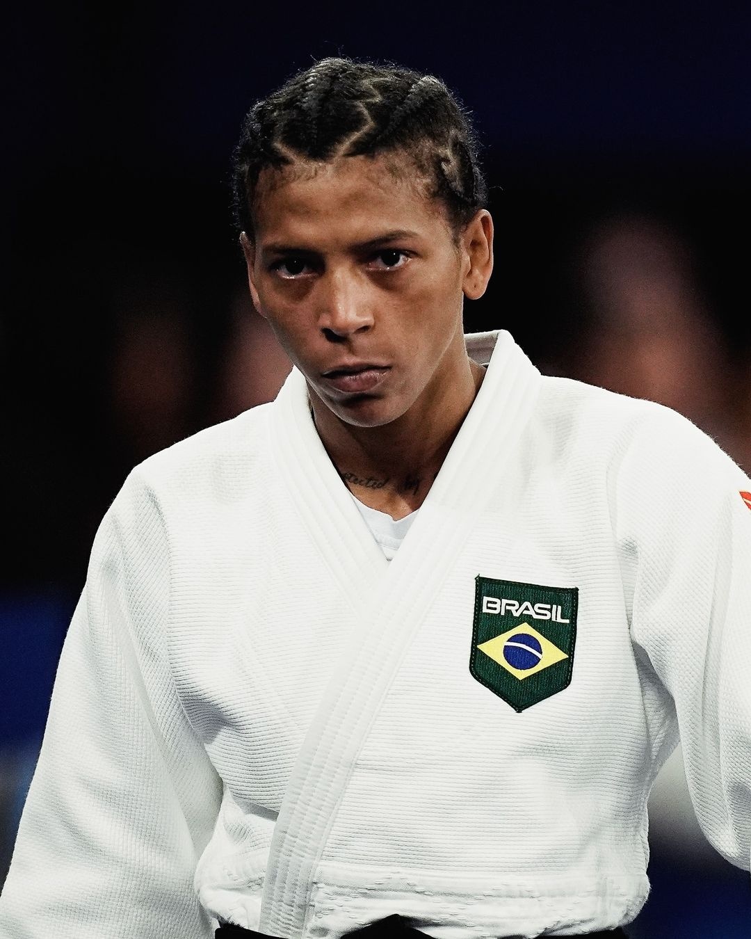 Rafaela Silva denuncia problemas de infraestrutura, limpeza e transporte.