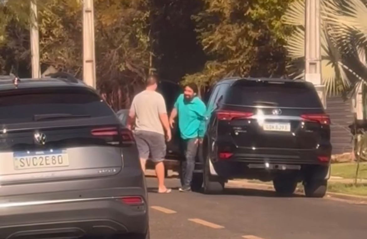 Recebe Junno a porta do carro em rua bem movimentada …