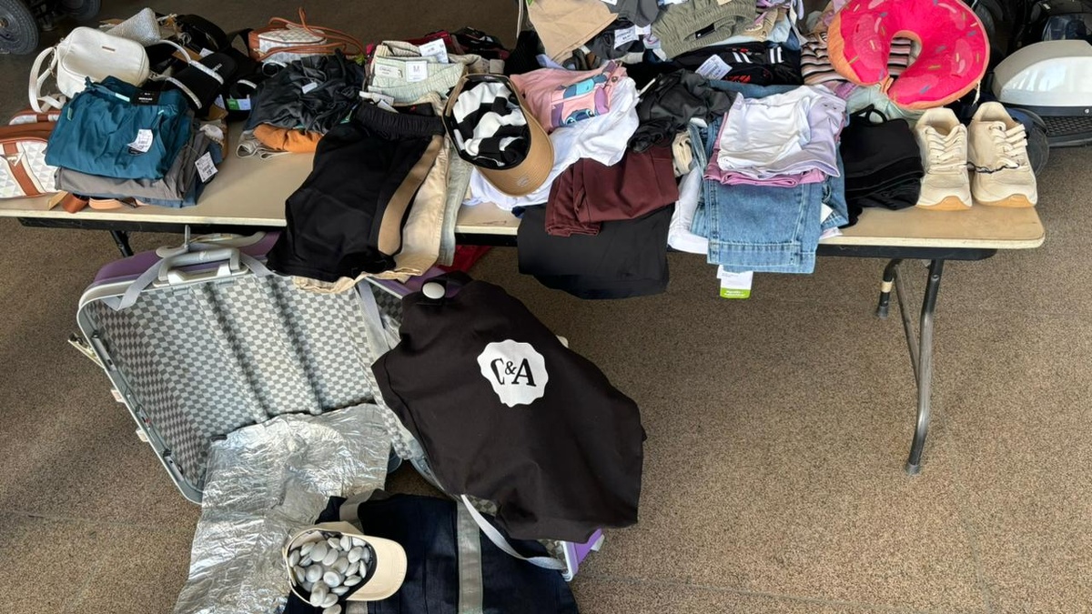 Roupas, bolsas e calçados foram apreendidos; suspeitas foram encaminhadas para a Central de Flagrantes.