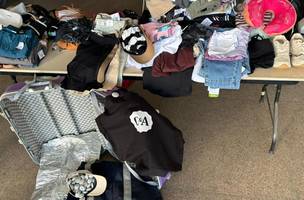 Roupas, bolsas e calçados foram apreendidos; suspeitas foram encaminhadas para a Central de Flagrantes. (Foto: Reprodução/Polícia Militar)