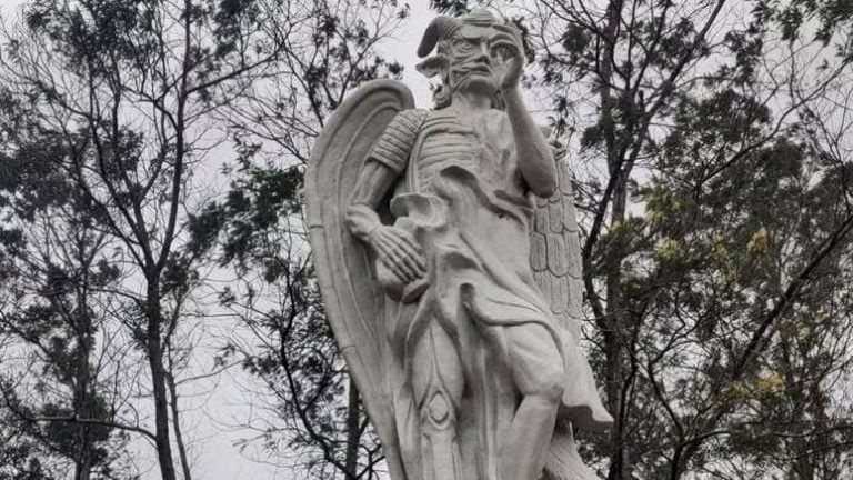 Santuário com estátua de Lúcifer de 5 metros é inaugurado em Gravataí, RS.