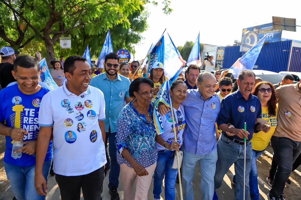 Silvio Mendes faz nova caminhada e reúne multidão para falar sobre propostas que serão apresentadas na propaganda eleitoral