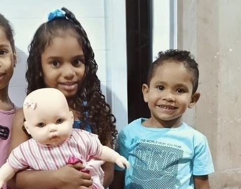 Sofia e Gabriel, irmãos, de 7 e 5 anos