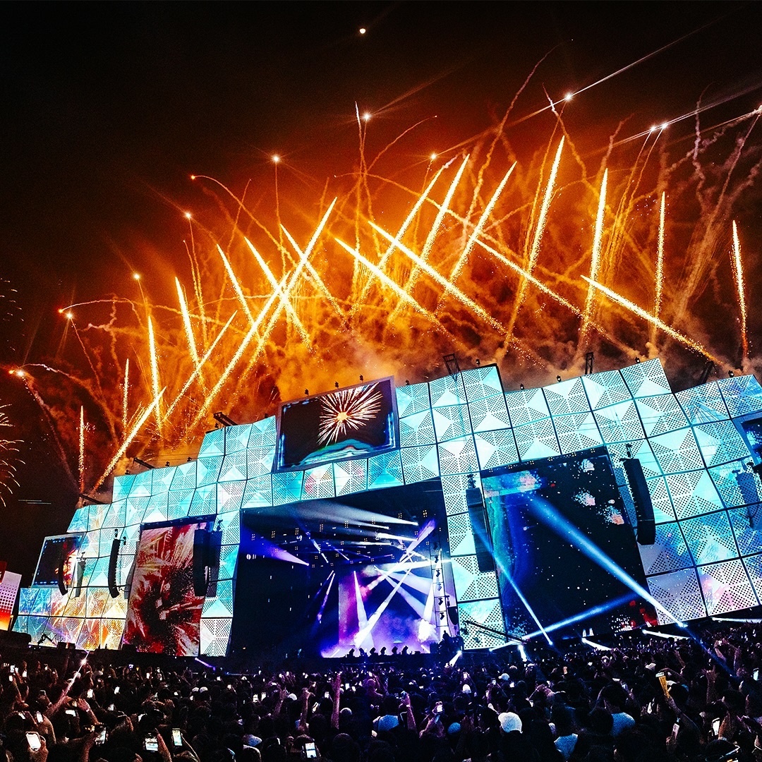 Além do Palco Mundo, o festival conta com atrações eletrônicas e nacionais em diferentes palcos.