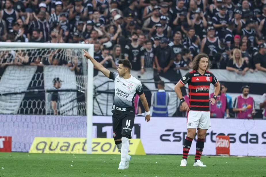 Ao lado de um David Luiz apático, Romero comemora o gol que deu a vitória ao Corinthians sobre o Flamengo