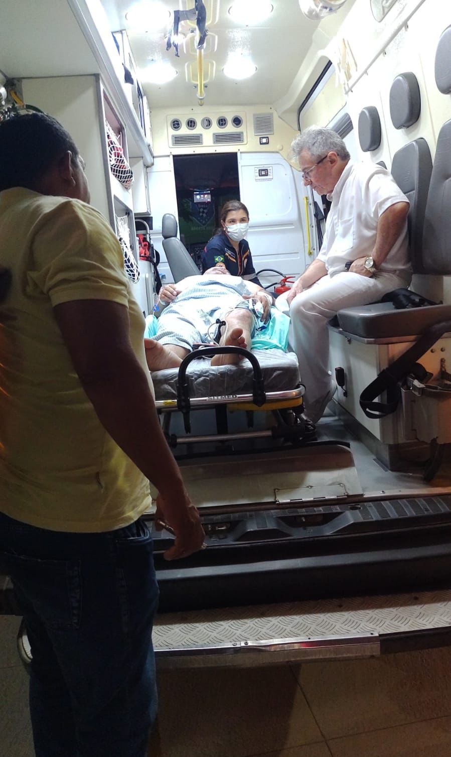 Atingido na colisão com o carro do prefeito Valdecir jr, o vereador Reidan foi socorrido em ambulância.