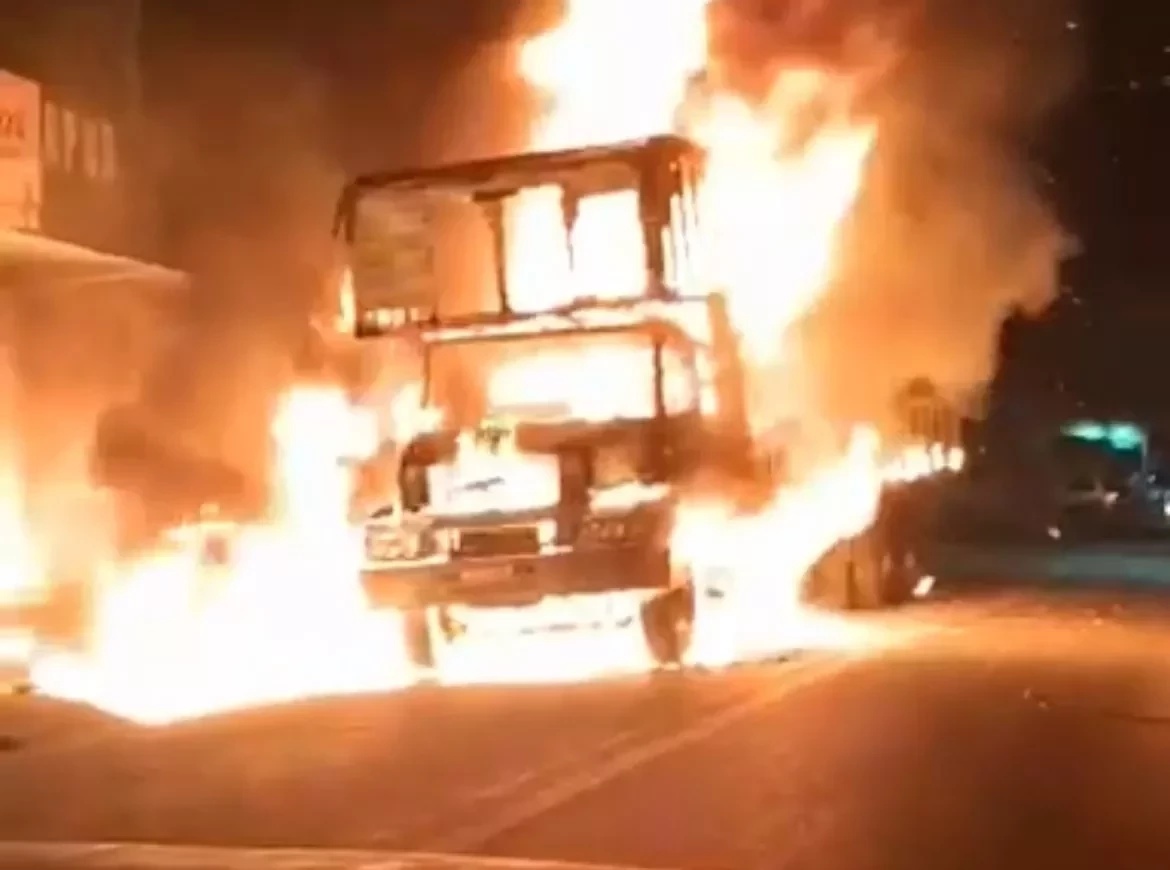 Caminhão pega fogo no centro de Altos