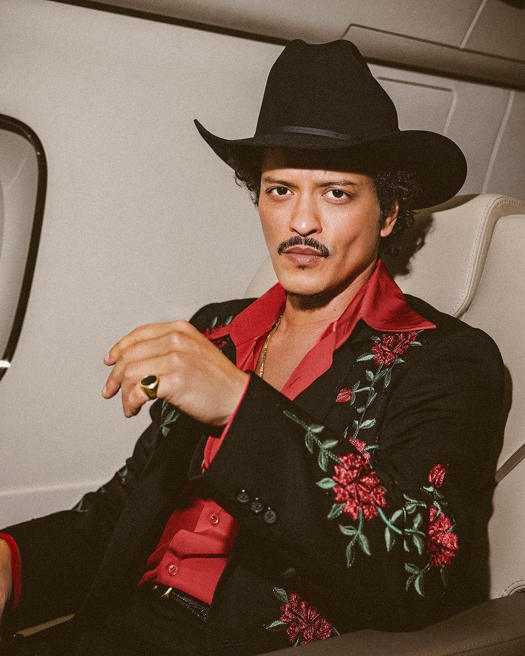 Cantor inicia turnê no país em São Paulo e fará show exclusivo para ajudar o Rio Grande do Sul.