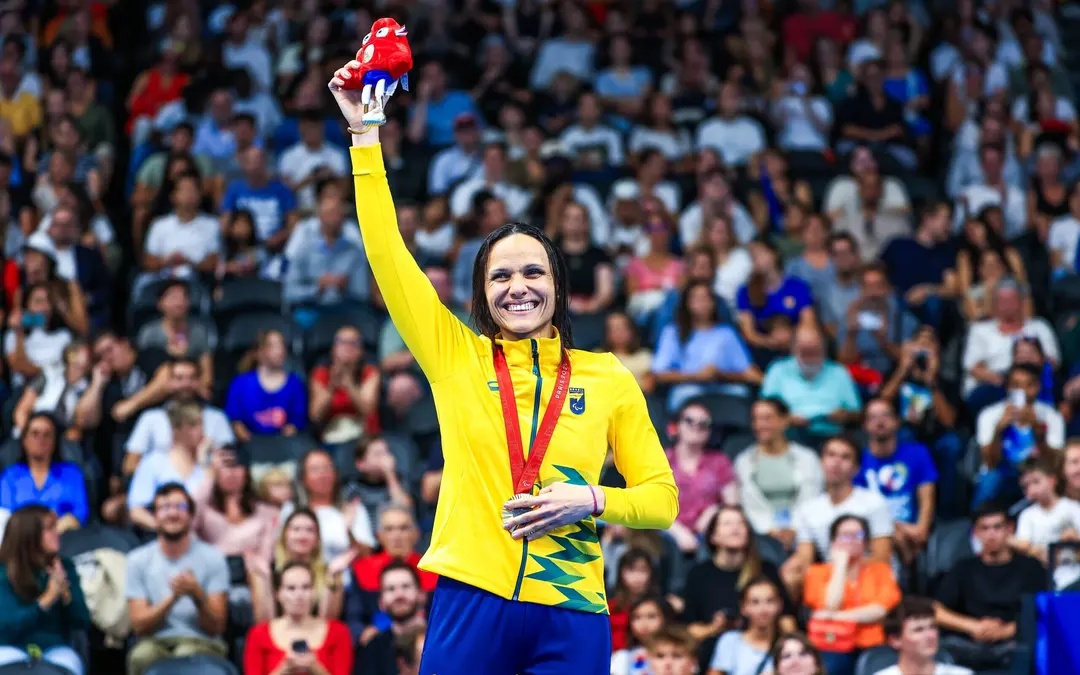 Carol Santiago leva prata nos 100m peito e fecha Paralimpíadas de Paris com 5 medalhas.