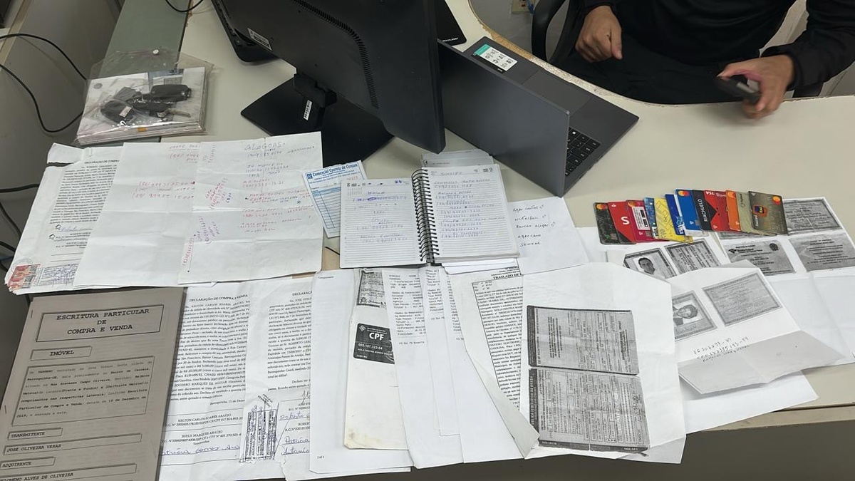 Documentos e cartões apreendidos