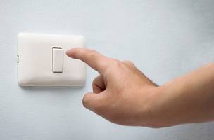 Energia elétrica lidera queda de preços e ajuda a frear inflação em agosto, aponta IBGE. (imagem ilustrativa) (Foto: Reprodução/shayne_ch13/Freepik)