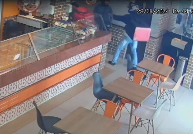 Entregador é baleado na cabeça dentro de sorveteria na zona Leste de Teresina