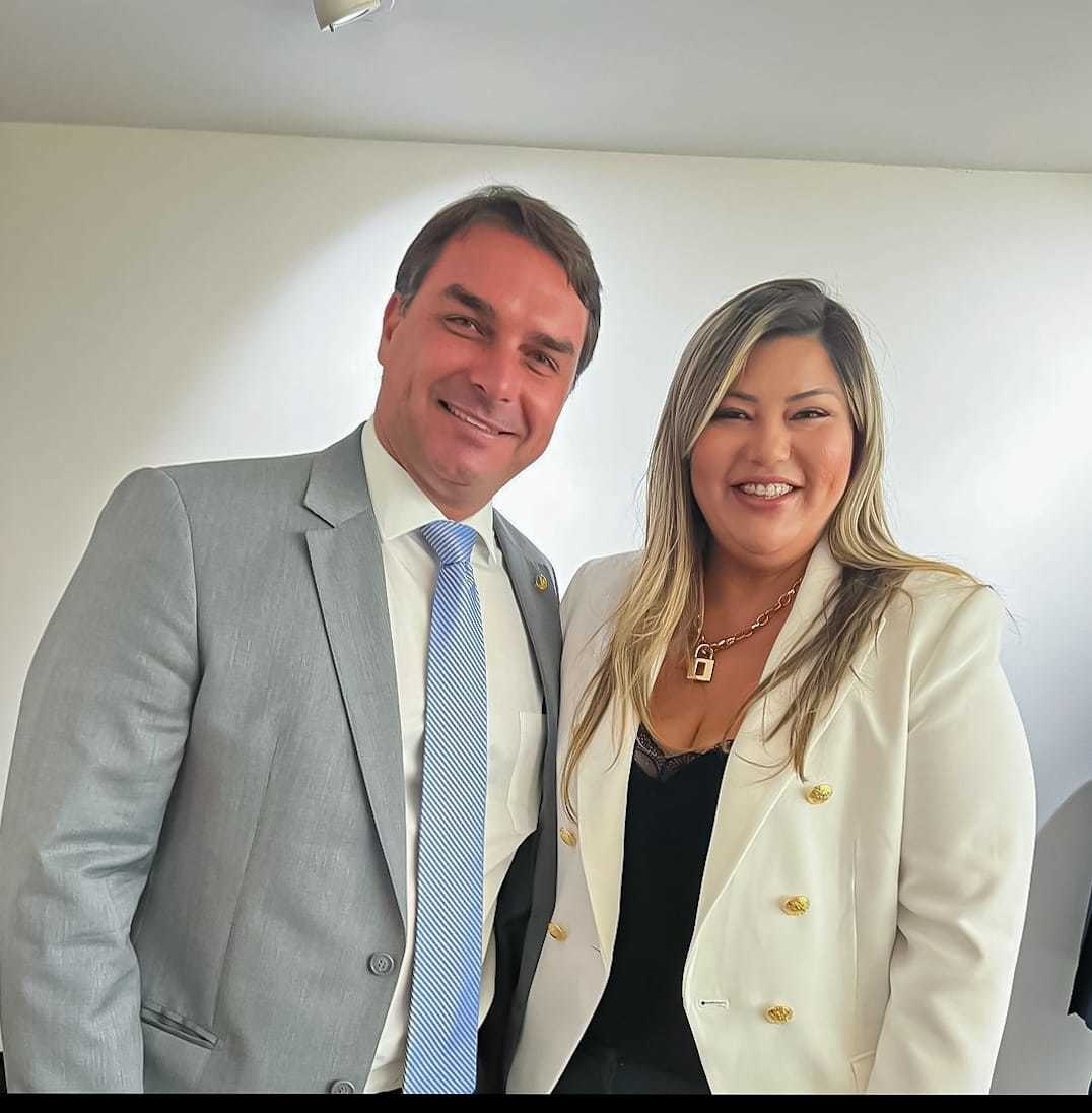 Flávio Bolsonaro pede votos a candidata a vereadora Samantha Cavalca
