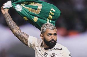 Gabigol empunha camisa do rival Palmeiras logo após a classificação do Flamengo na Copa do Brasil (Foto: Reprodução Internet)