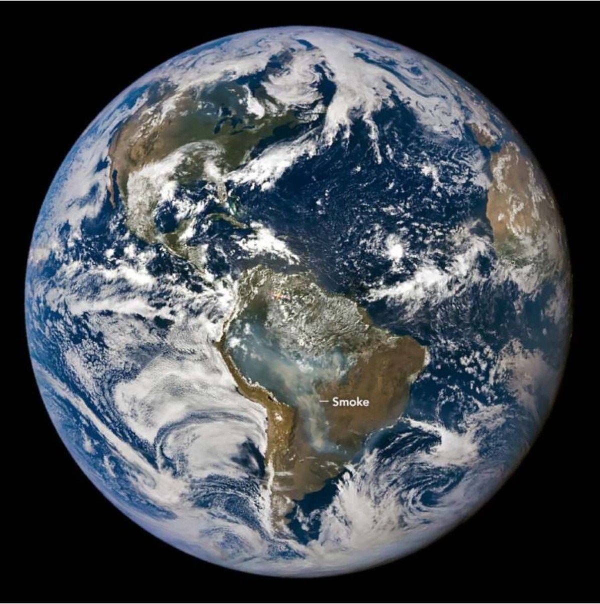 Imagens por satélite revelam extensão das queimadas através da fumaça 'smoke'