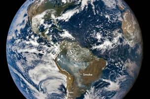 Imagens por satélite revelam extensão das queimadas através da fumaça 'smoke' (Foto: Reprodução/Divulgação/Nasa)