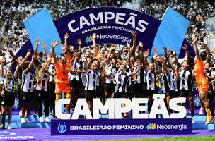 Jogadoras do Corinthians levanta a taça do Brasileirão Feminino 2024 (Foto: Marcos Ribolli)
