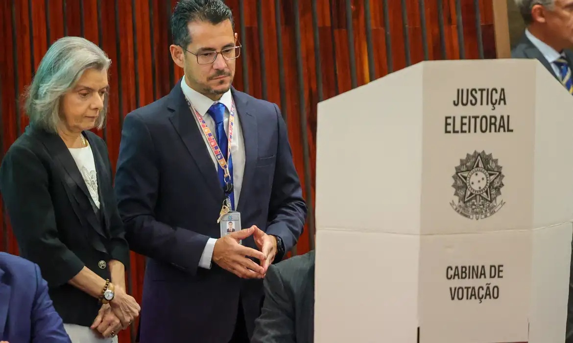 Lacra sistema das urnas