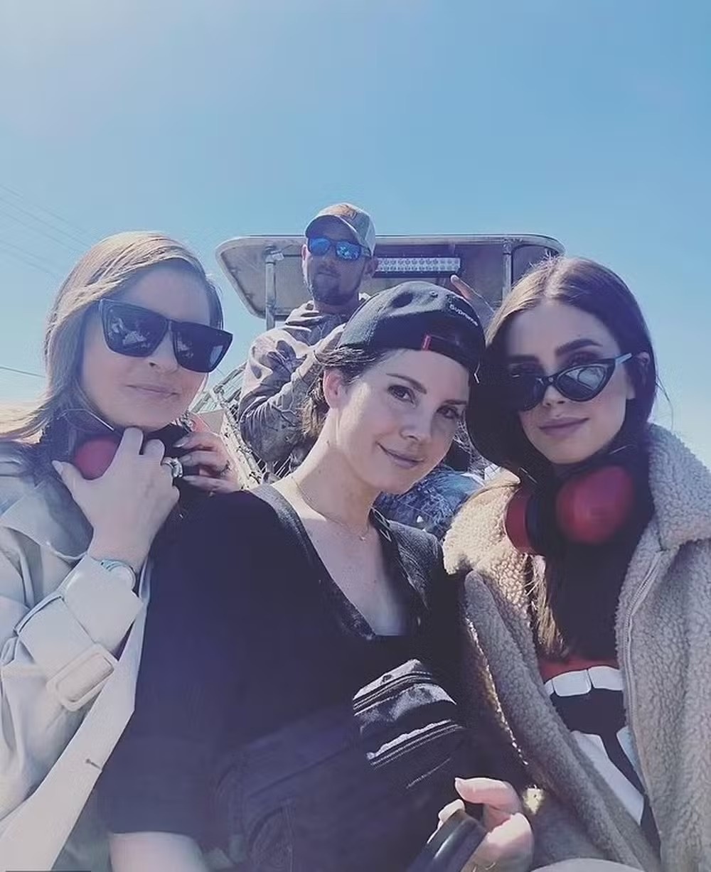 Lana Del Rey no tour com o suposto affair ao fundo, em 2019