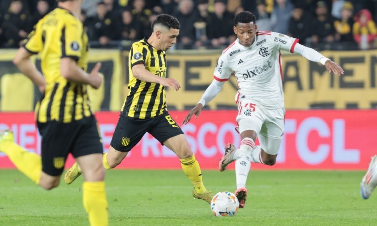 Leonardo Fernández do Peñarol jogou bola com Fabricio Bruno do Flamengo esses jogadores, na partida das quartas de final da Copa Libertadores entre Peñarol e Flamengo