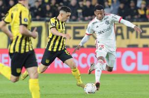 Leonardo Fernández do Peñarol jogou bola com Fabricio Bruno do Flamengo esses jogadores, na partida das quartas de final da Copa Libertadores entre Peñarol e Flamengo (Foto: EFE/ Gaston Britos)