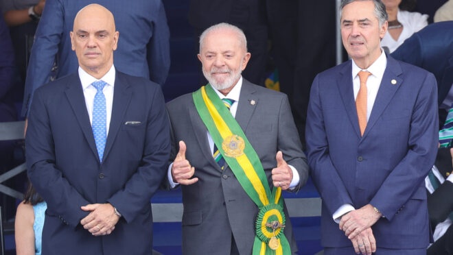 Lula com Alexandre de Moraes e Luis Roberto Barroso no desfile de 7 de setembro em Brasília