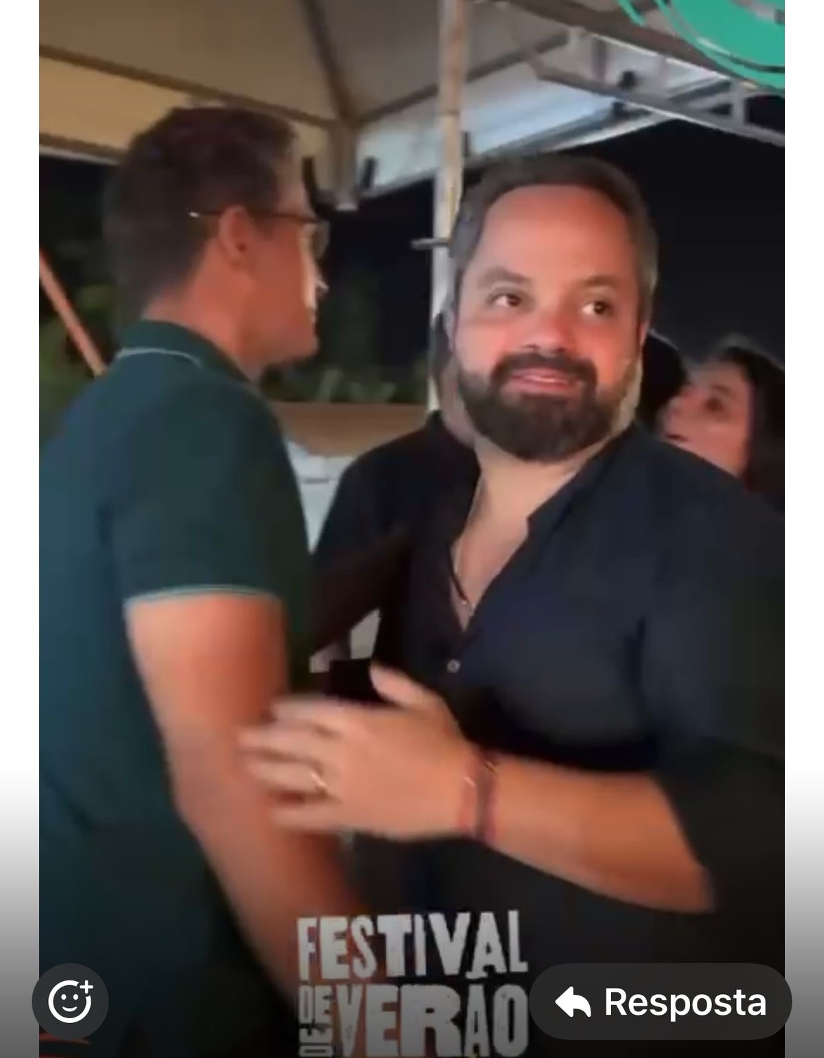 …Mas aqui o secretário de governo, Marcelo Noleto recepcionava os convidados VIPs…