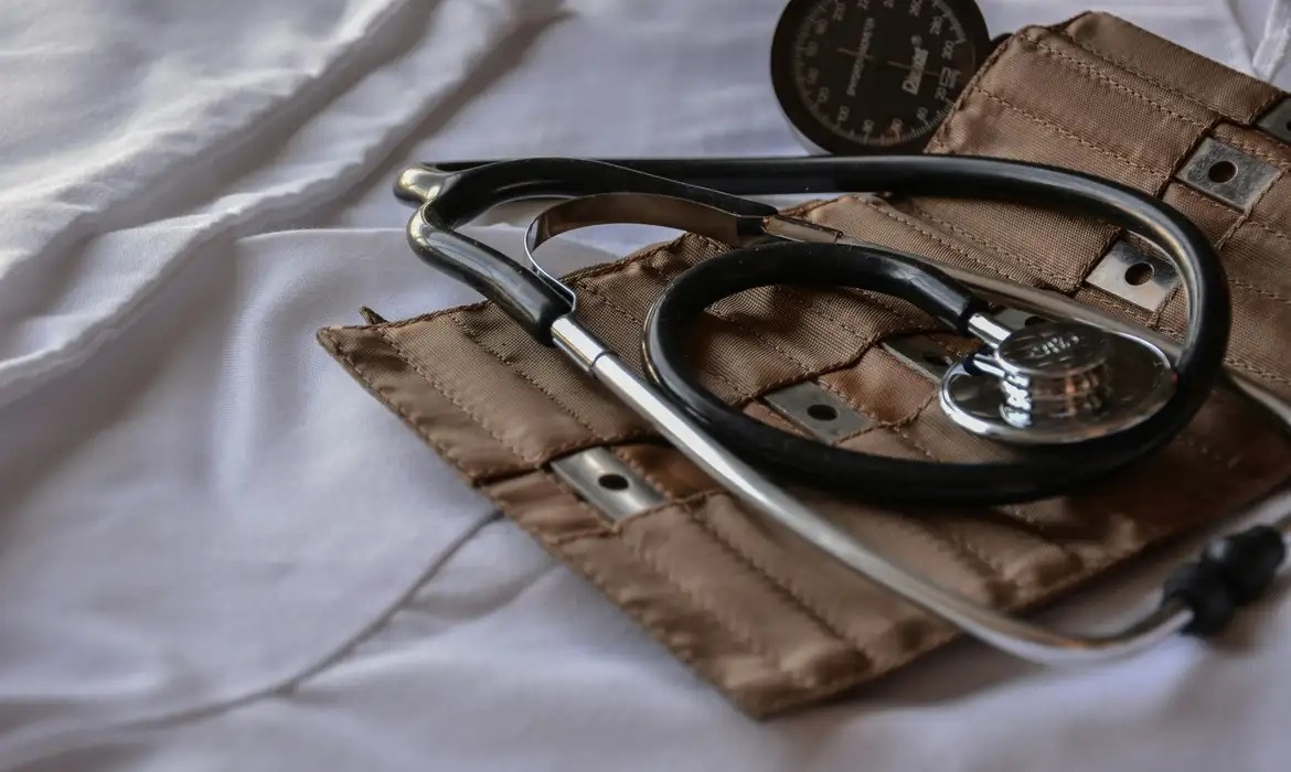 Medicos deverão apresentar vículos com farmaceuticas e empresas de saúde