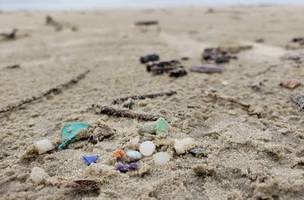 Microplásticos em praia (Foto: Reprodução)