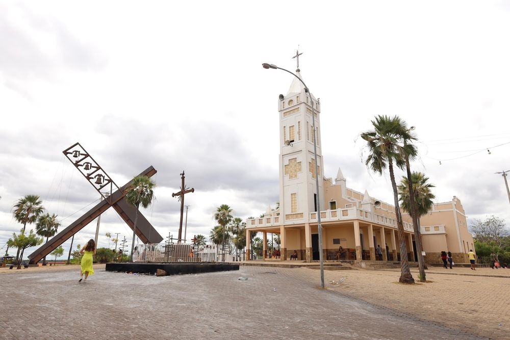 Milhares de fiéis participam da Festa da Exaltação da Santa Cruz em Santa Cruz dos Milagres.