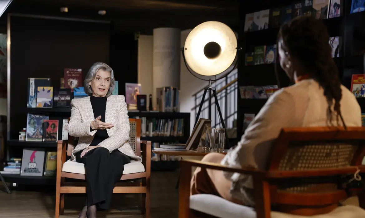 Ministra Carmem Lúcia lança livro