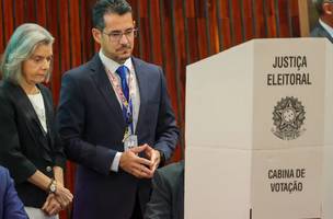 Ministra lacra sistema das urnas (Foto: TSE)
