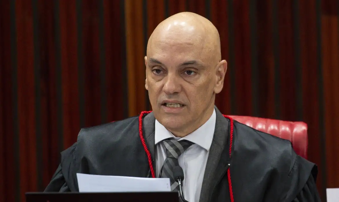 Moraes rejeita recurso do X contra bloqueio de perfis de influenciador.