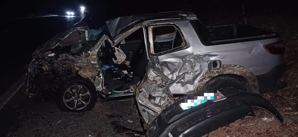 Motorista morre após colisão com caminhão-pipa em Jaicós. Veículo ficou completamente destruído