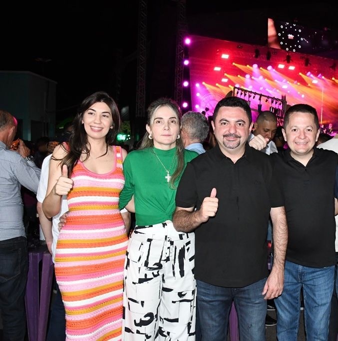 Na foto da esquerda pra direita: Laís Barroso (PT) - ex-Diretora do Hospital e candidata ao cargo de prefeita; Glaucia Portela - esposa do prefeito, vice-prefeita e Secretária de Saúde; prefeito Barroso Neto (PT) e Jurandir Filho (ex-Diretor do HEMOPI e atual Diretor do Natan Portella)